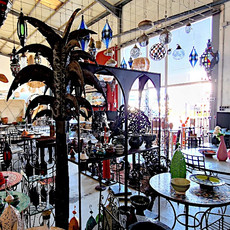 Marrakech Interieur by Fouad Chebli zeigt in der Halle und im Außenbereich Orientalische Mosaik-Tische, Eisenstühle, Lampen und jede Menge marokkanisches Interieur in Campos auf Mallorca.
